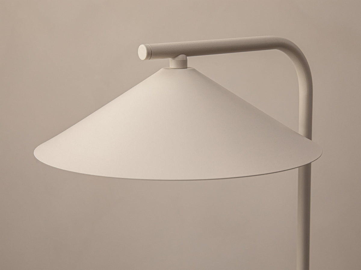 Beige Tischlampe Nocte von Micadoni mit konischem Metallschirm, schlankem Standfuss und matter Oberfläche, kompakte Grösse für den Wohnbereich.
