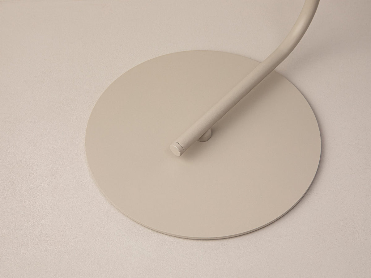 Beige Tischlampe Nocte von Micadoni mit konischem Metallschirm, schlankem Standfuss und matter Oberfläche, kompakte Grösse für den Wohnbereich.