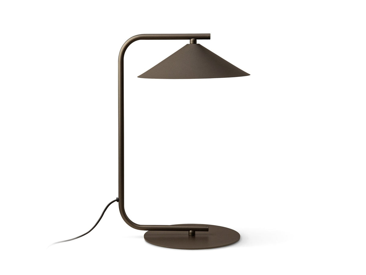 Beige Tischlampe Nocte von Micadoni mit konischem Metallschirm, schlankem Standfuss und matter Oberfläche, kompakte Grösse für den Wohnbereich.