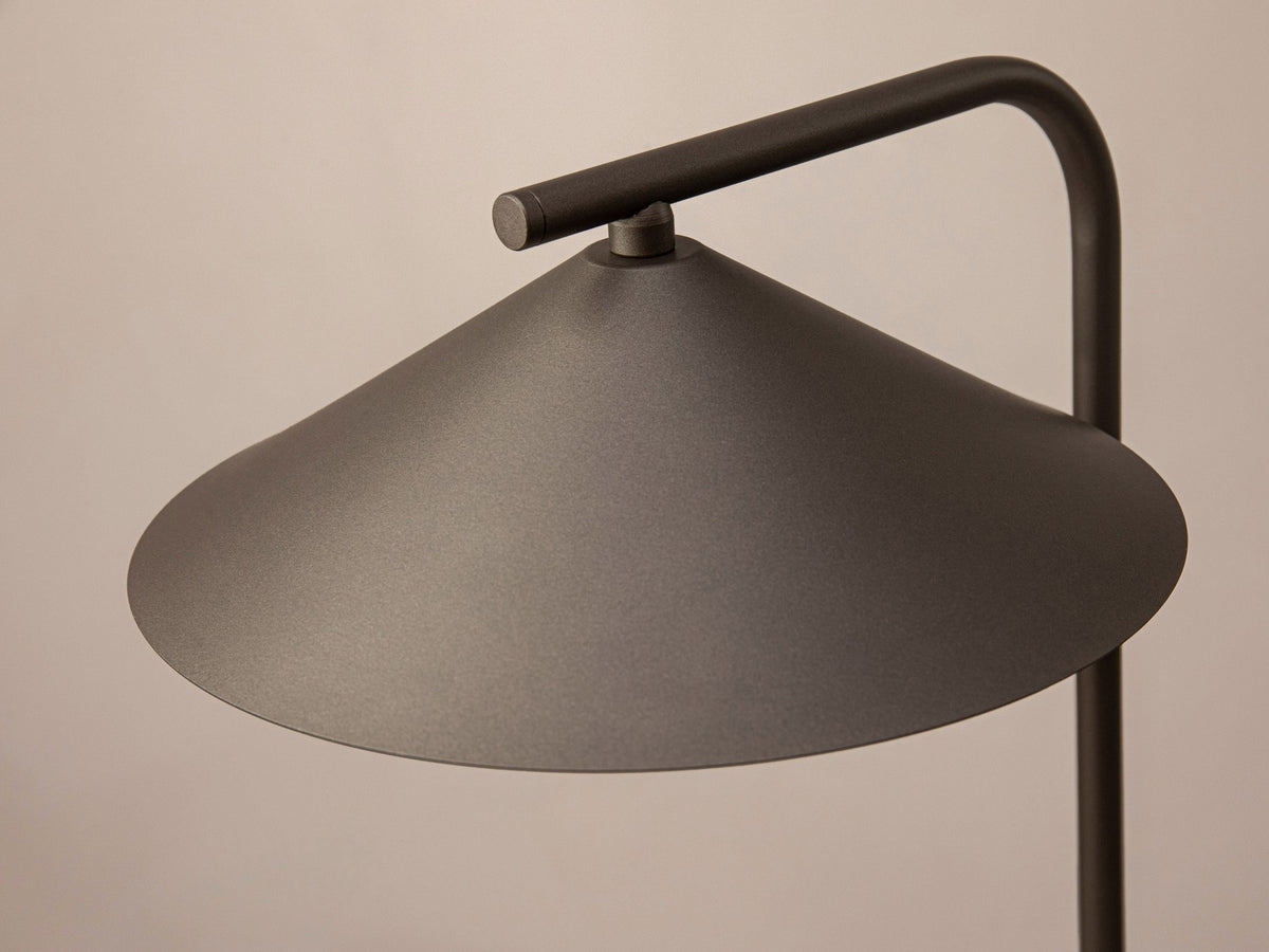 Beige Tischlampe Nocte von Micadoni mit konischem Metallschirm, schlankem Standfuss und matter Oberfläche, kompakte Grösse für den Wohnbereich.
