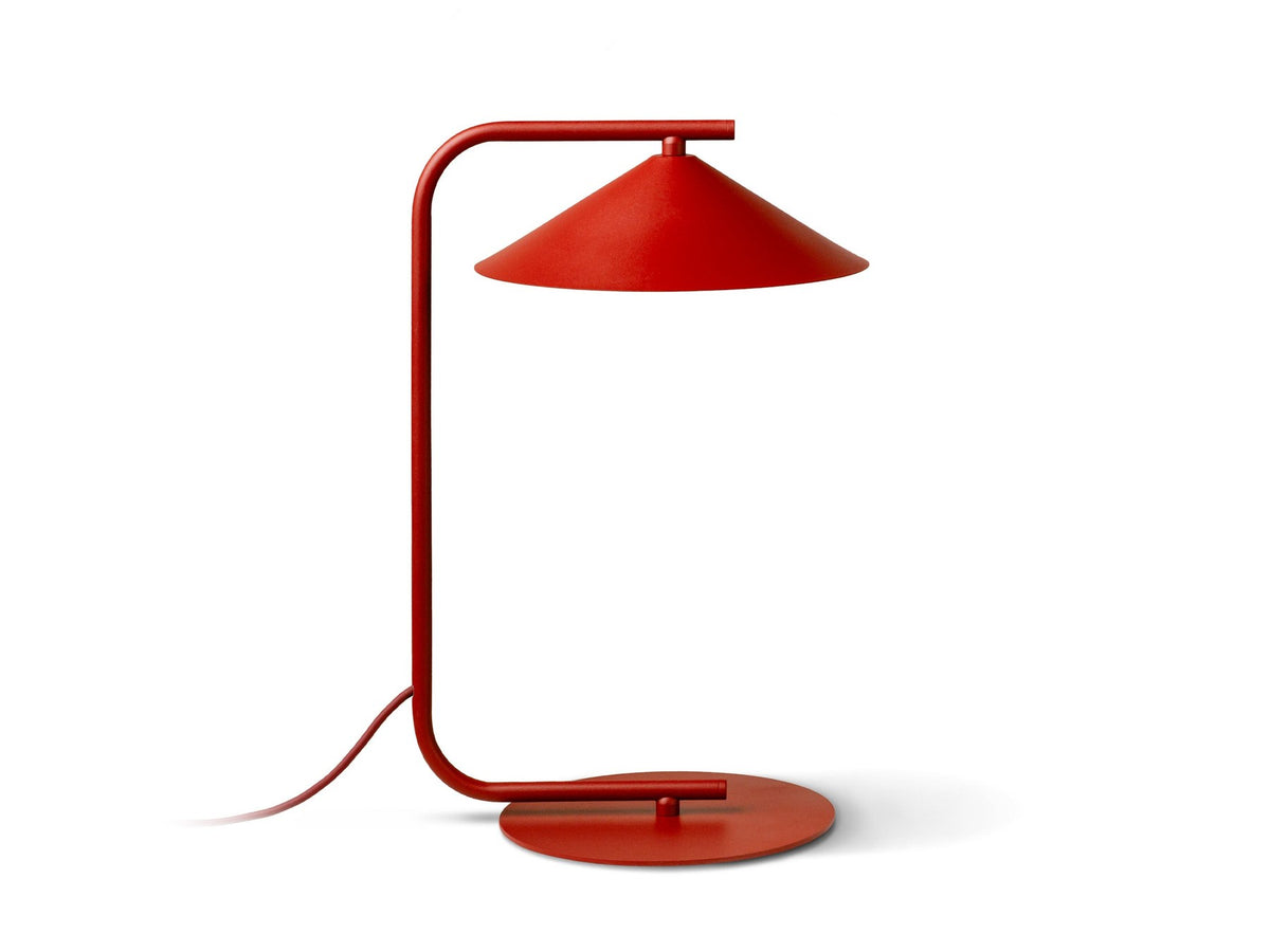Beige Tischlampe Nocte von Micadoni mit konischem Metallschirm, schlankem Standfuss und matter Oberfläche, kompakte Grösse für den Wohnbereich.