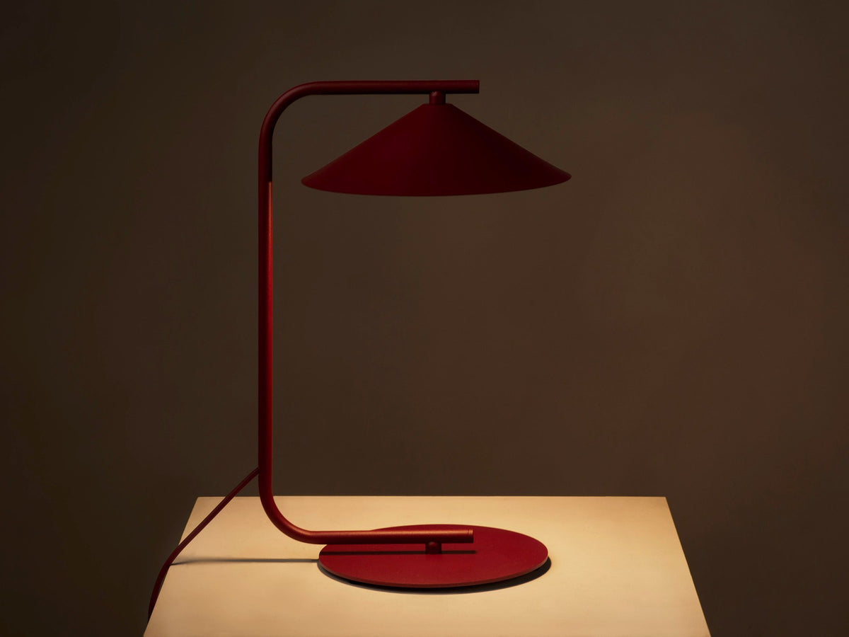Beige Tischlampe Nocte von Micadoni mit konischem Metallschirm, schlankem Standfuss und matter Oberfläche, kompakte Grösse für den Wohnbereich.