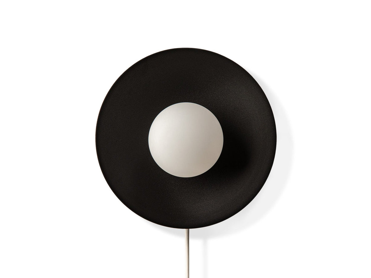 Schwarze Wandlampe Mist von Micadoni aus Metall, kompakte quadratische Form mit G9-Fassung, Grösse 28 x 28 x 16 cm, montiert an einer Wand.