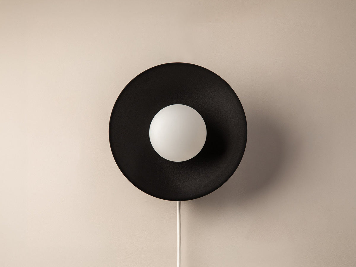 Schwarze Wandlampe Mist von Micadoni aus Metall, kompakte quadratische Form mit G9-Fassung, Grösse 28 x 28 x 16 cm, montiert an einer Wand.