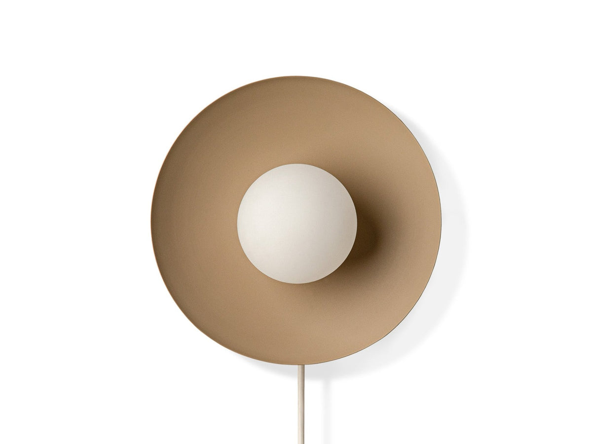 Schwarze Wandlampe Mist von Micadoni aus Metall, kompakte quadratische Form mit G9-Fassung, Grösse 28 x 28 x 16 cm, montiert an einer Wand.