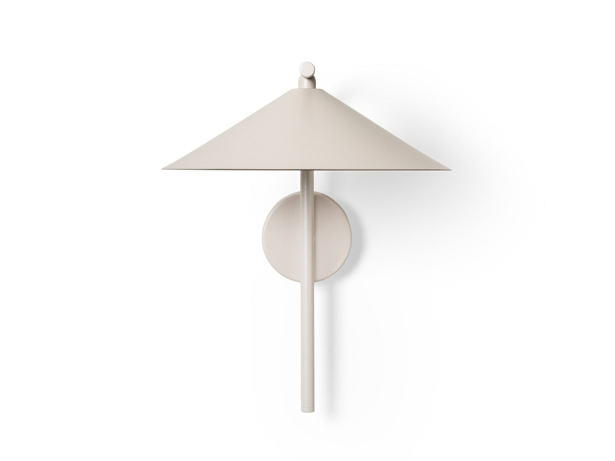 Wandlampe Nocte von Micadoni in Burgundfarben, konische Form aus mattem Metall, montiert an einer hellen Wand im Wohnraum.