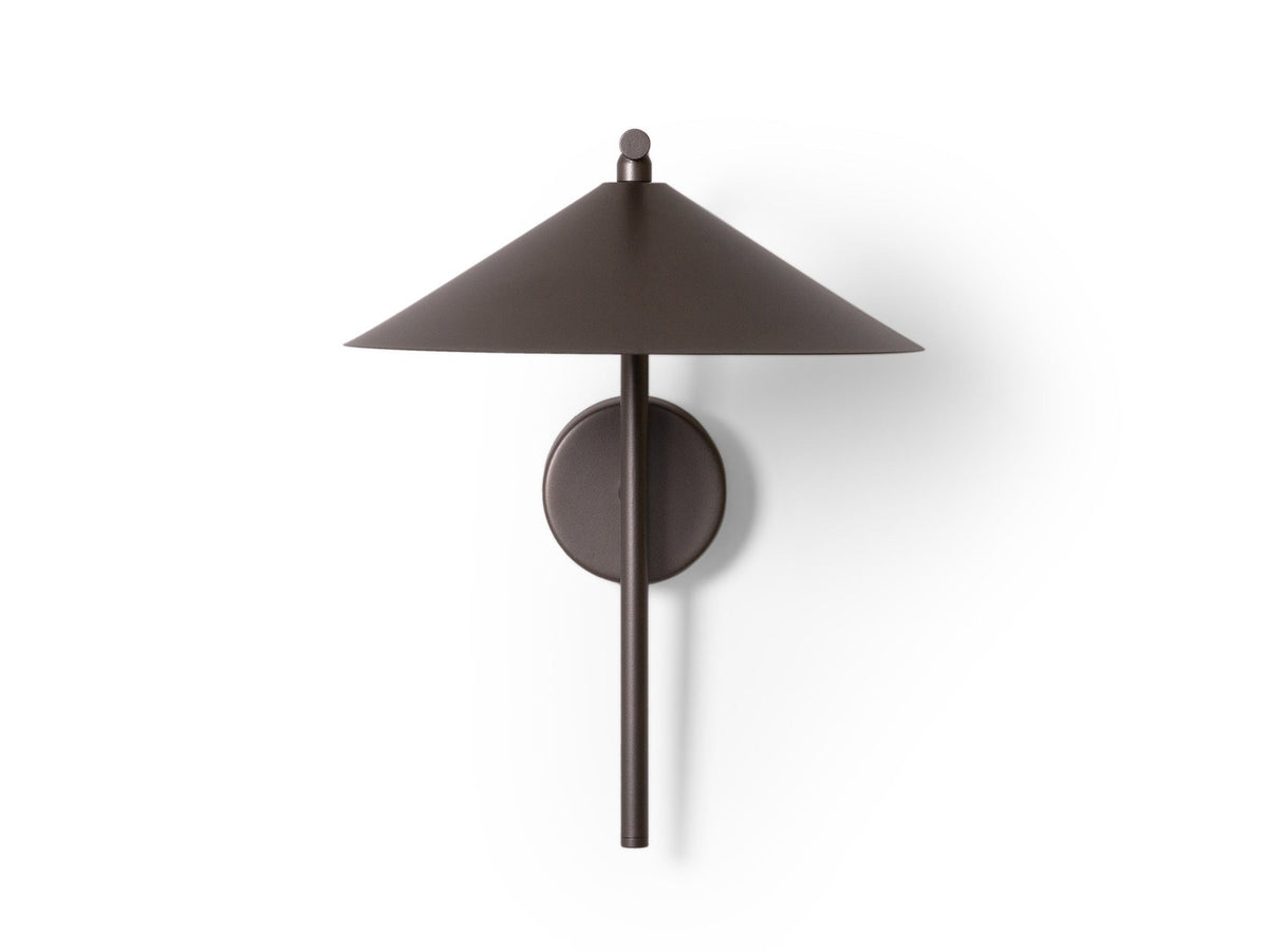 Wandlampe Nocte von Micadoni in Burgundfarben, konische Form aus mattem Metall, montiert an einer hellen Wand im Wohnraum.