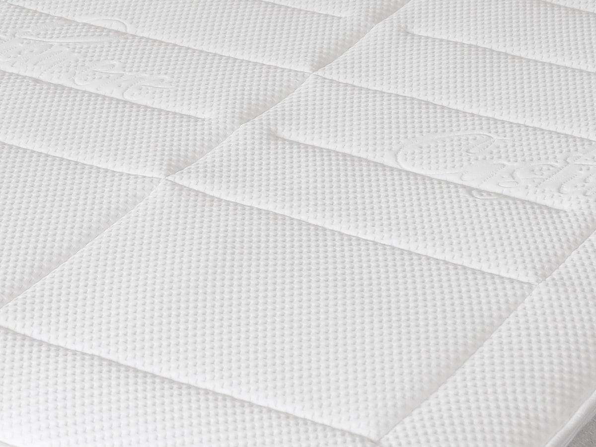 Weisse Taschenfedermatratze Belize von Micadoni mit gestepptem Kaschmir-Strickbezug, Paspelierung an den Seiten und rechteckiger Form, 140x200 cm.