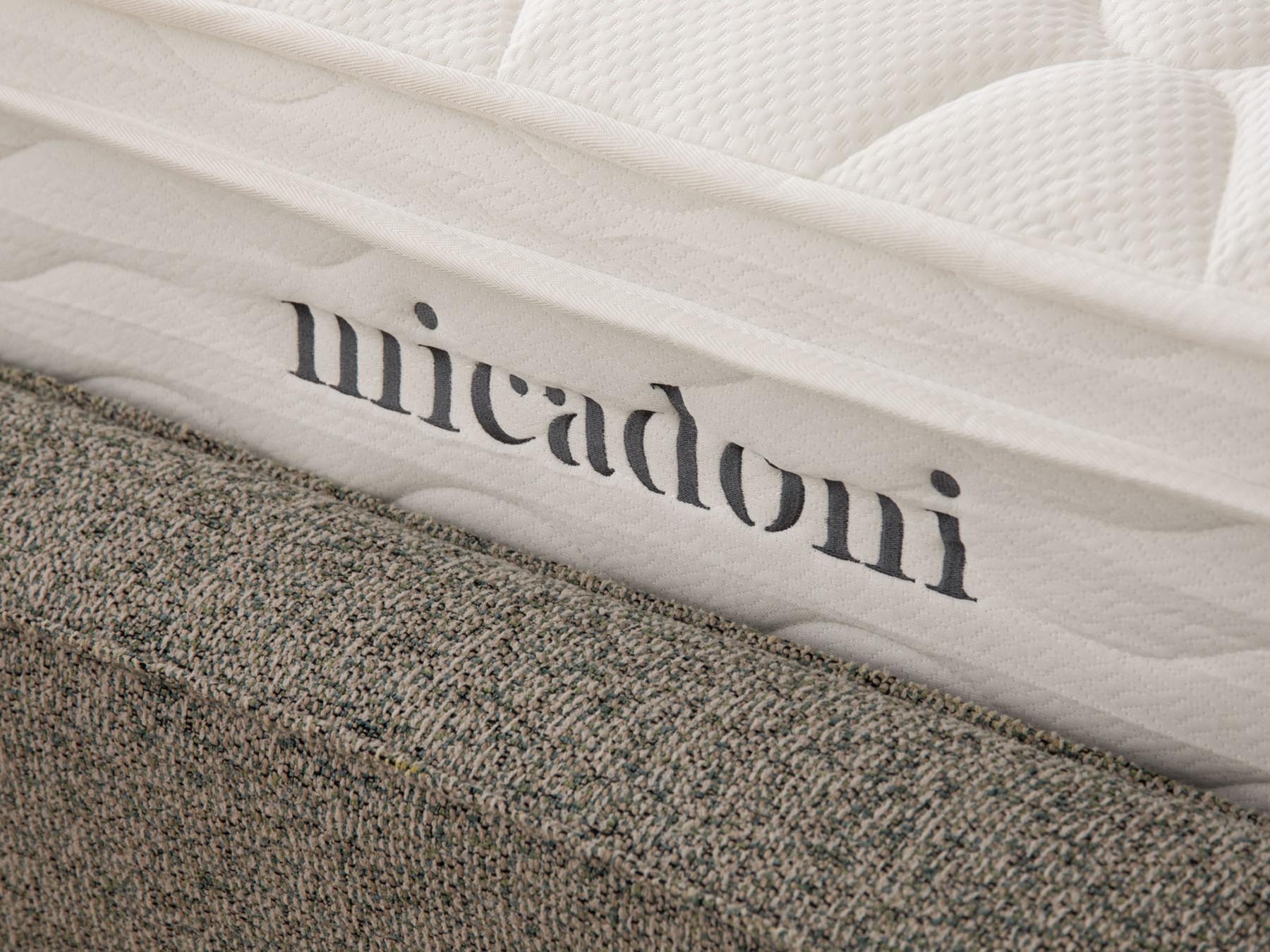 Die Matratze Valras von Micadoni vereint stilvolles Design mit hervorragender Unterstützung für erholsamen Schlaf.
