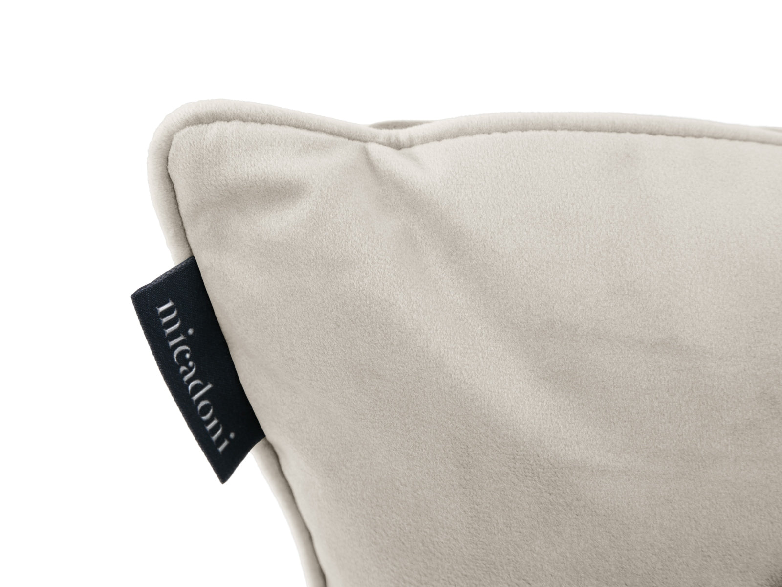 Rachel Velour Pillow  in Light Beige präsentiert im Onlineshop von KAQTU Design AG. Deko Kissen ist von Micadoni