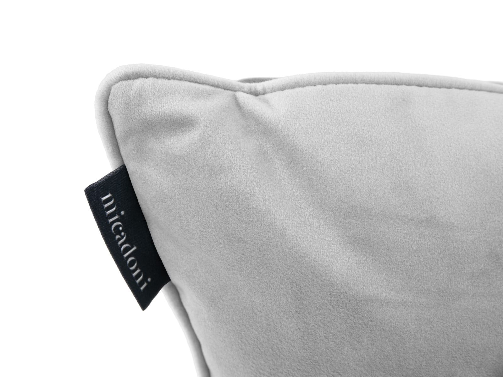 Rachel Velour Pillow  in Silver präsentiert im Onlineshop von KAQTU Design AG. Deko Kissen ist von Micadoni