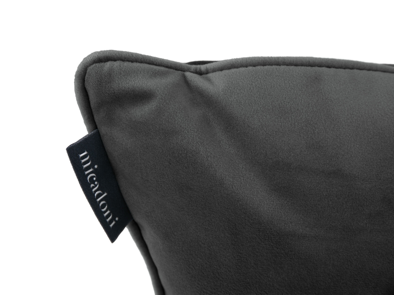 Rachel Velour Pillow  in Dark Grey präsentiert im Onlineshop von KAQTU Design AG. Deko Kissen ist von Micadoni