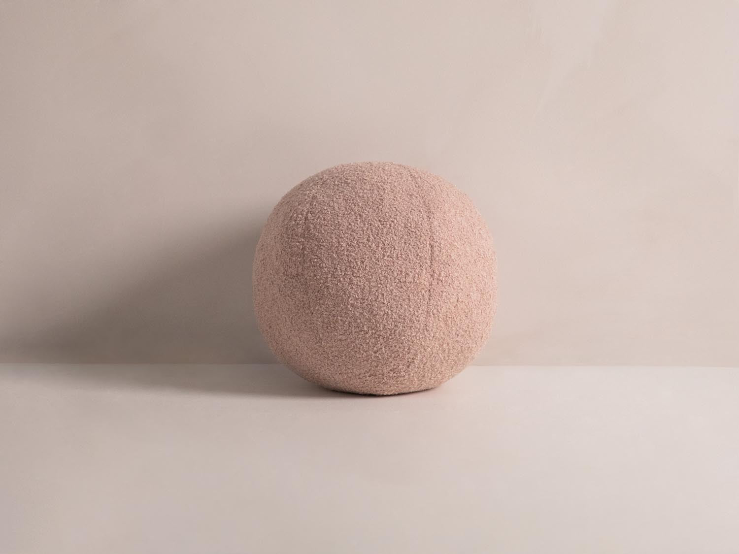 Ball Pillow  in Powder Pink präsentiert im Onlineshop von KAQTU Design AG. Deko Kissen ist von Micadoni