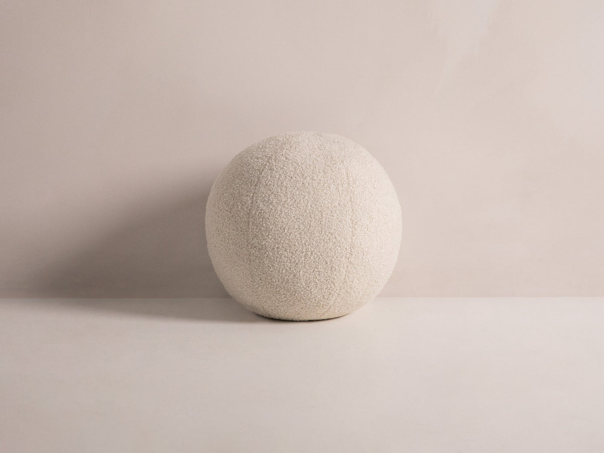 Ball Pillow in Beige-Now or Never präsentiert im Onlineshop von KAQTU Design AG. Deko Kissen ist von Micadoni