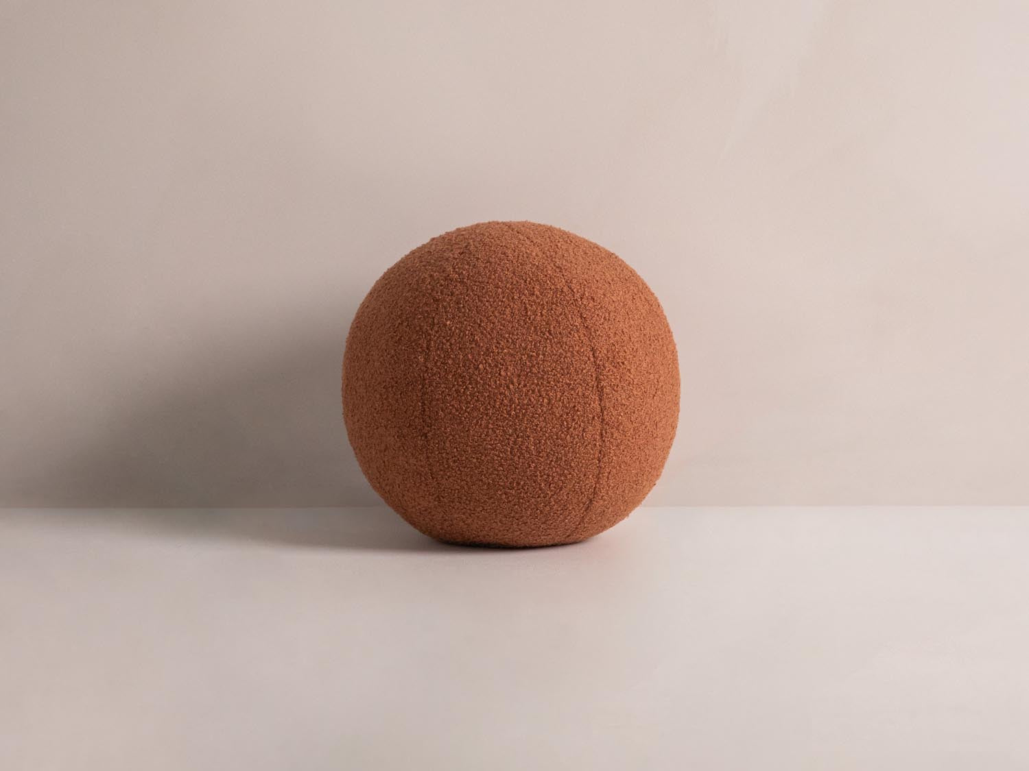 Ball Pillow  in Brick präsentiert im Onlineshop von KAQTU Design AG. Deko Kissen ist von Micadoni