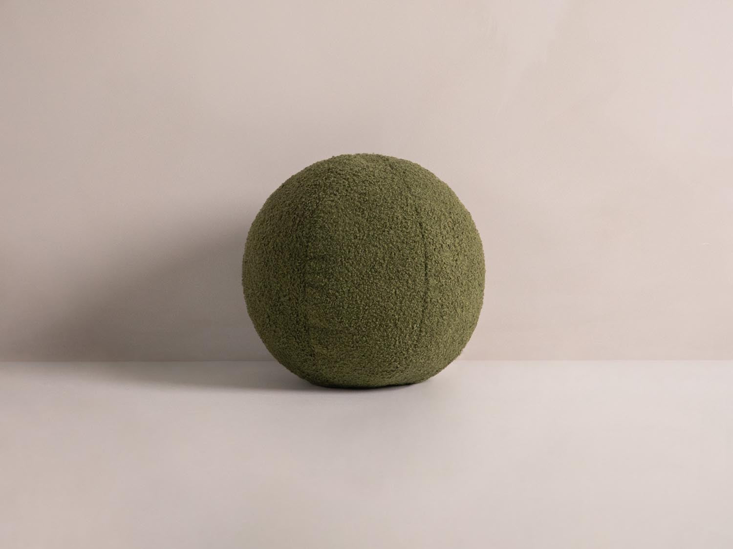 Ball Pillow in Green-Now or Never präsentiert im Onlineshop von KAQTU Design AG. Deko Kissen ist von Micadoni