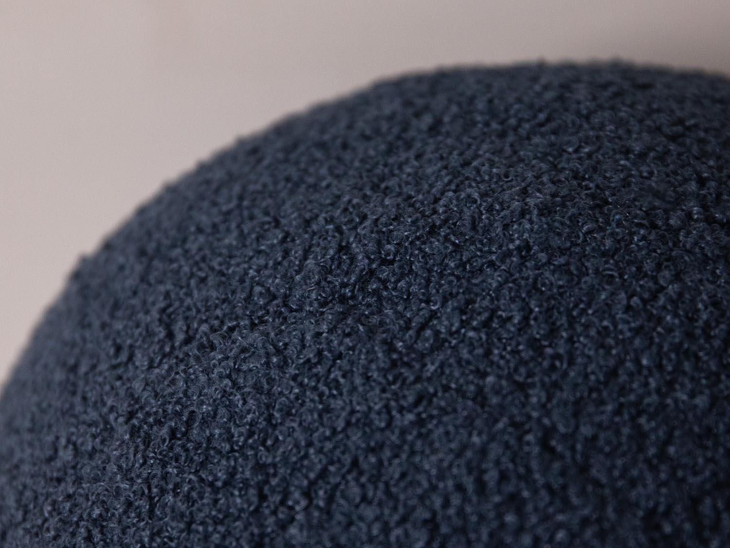 Rundes, dunkelblaues Ball Pillow von Micadoni, perfektes Deko-Kissen für stilvolle Wohnräume, bietet Komfort und setzt elegante Akzente.