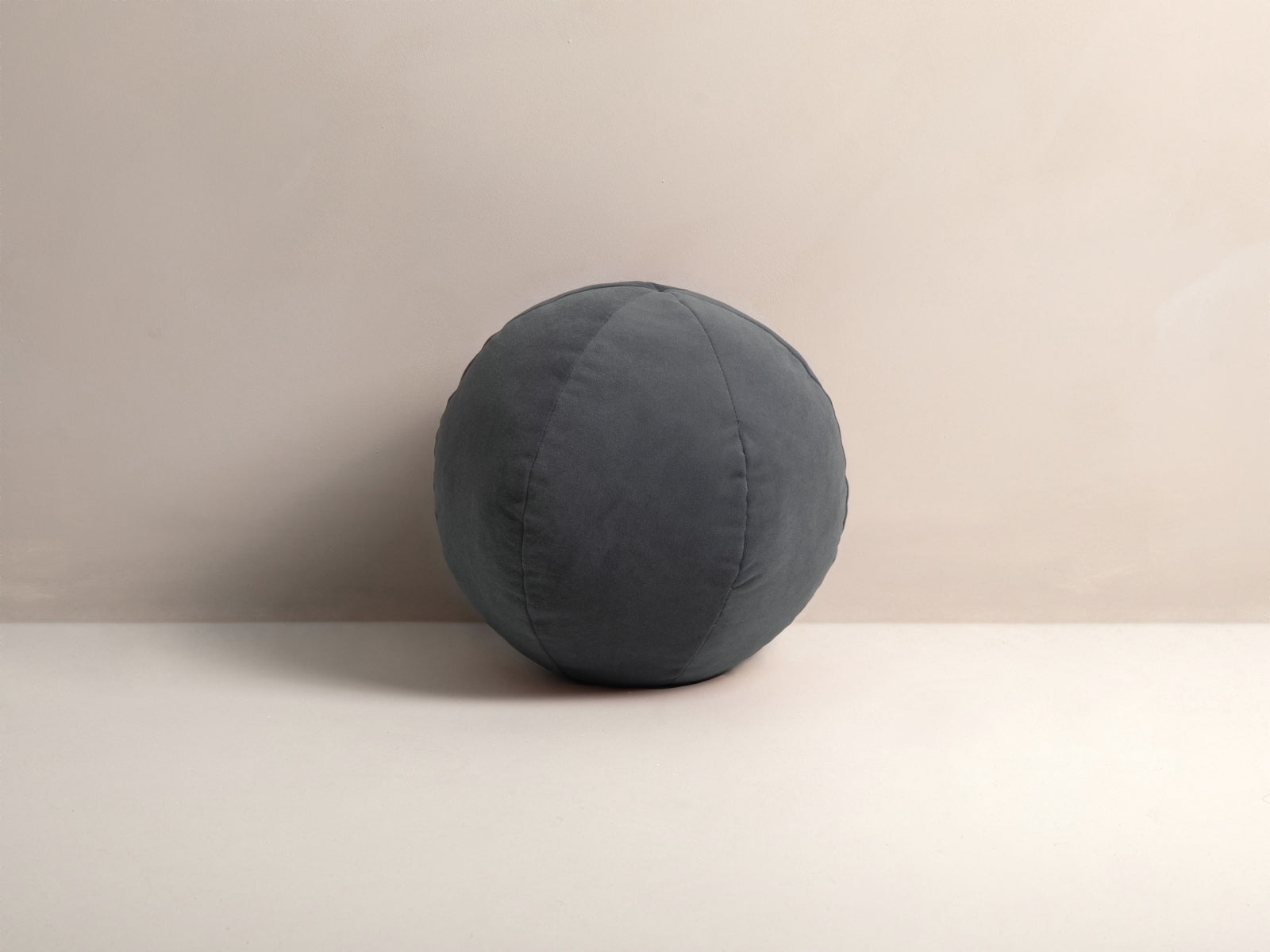 Ball Velour Pillow  in Grey präsentiert im Onlineshop von KAQTU Design AG. Deko Kissen ist von Micadoni