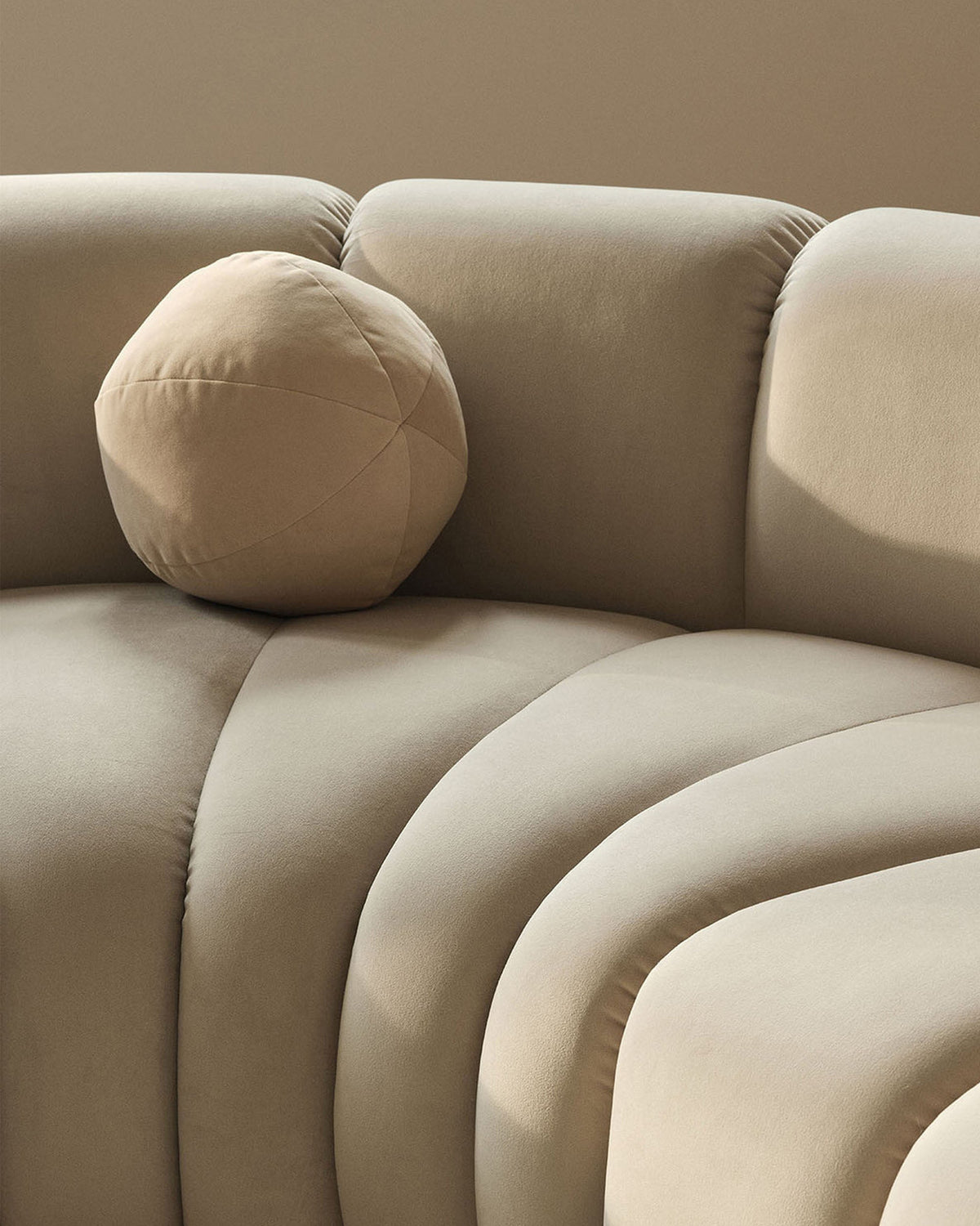 Ball Velour Pillow in Grey-Matt Velvet präsentiert im Onlineshop von KAQTU Design AG. Deko Kissen ist von Micadoni