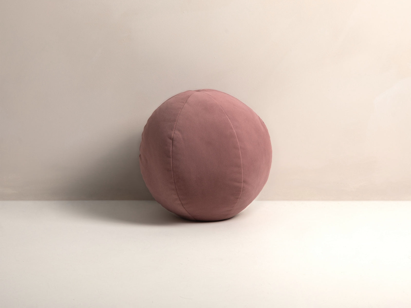 Ball Velour Pillow in Pink-Matt Velvet präsentiert im Onlineshop von KAQTU Design AG. Deko Kissen ist von Micadoni