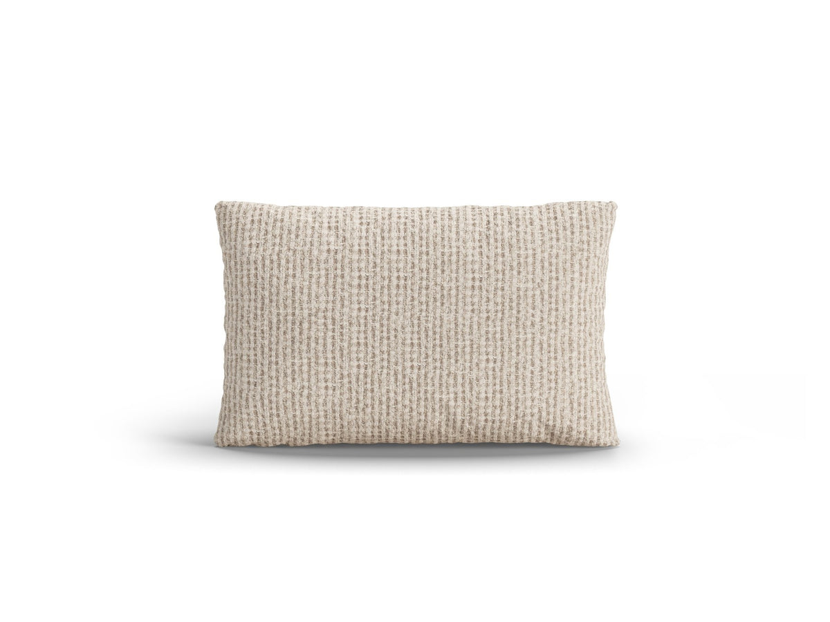 Weisses Dekokissen Poppy von Micadoni aus strukturiertem Bouclé-Stoff, rechteckige Form, Grösse 50x10x30 cm, auf hellem Hintergrund.