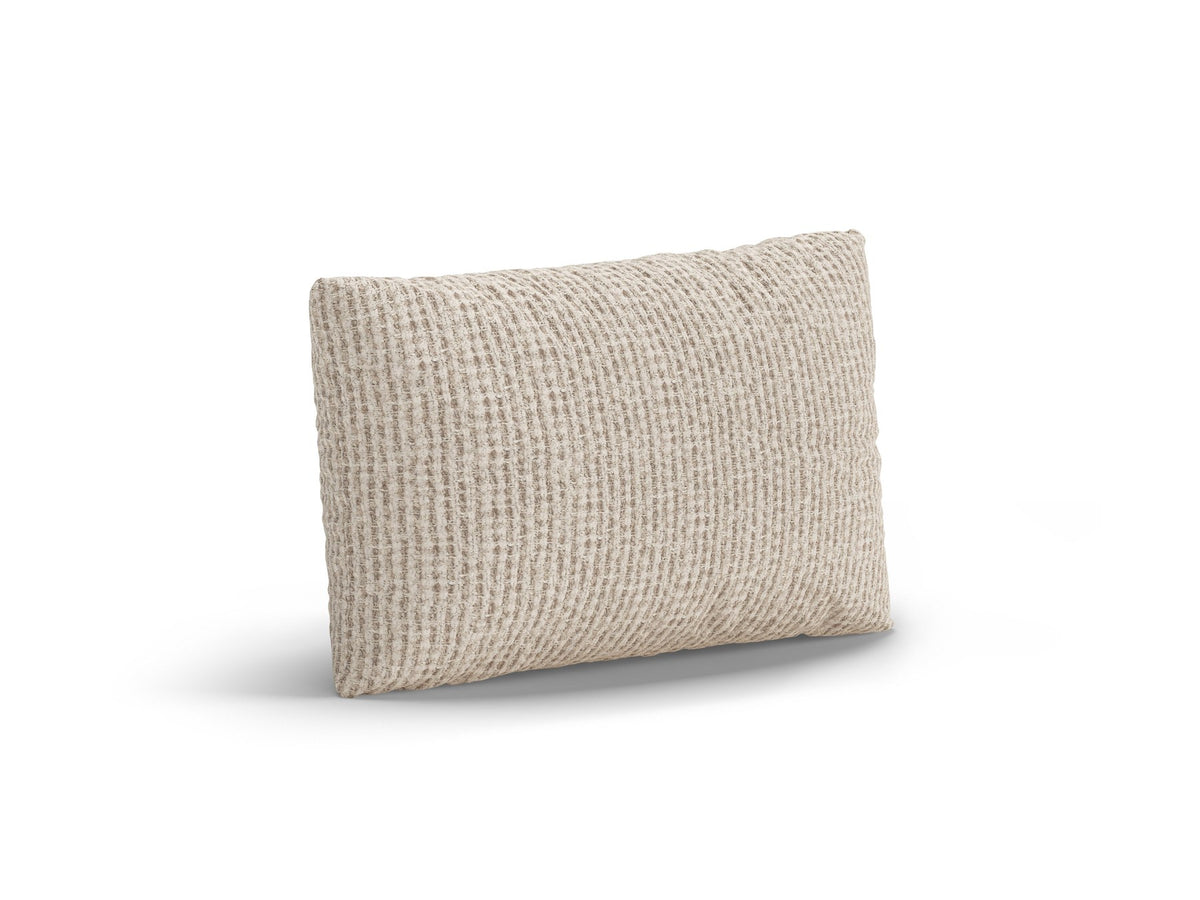 Weisses Dekokissen Poppy von Micadoni aus strukturiertem Bouclé-Stoff, rechteckige Form, Grösse 50x10x30 cm, auf hellem Hintergrund.