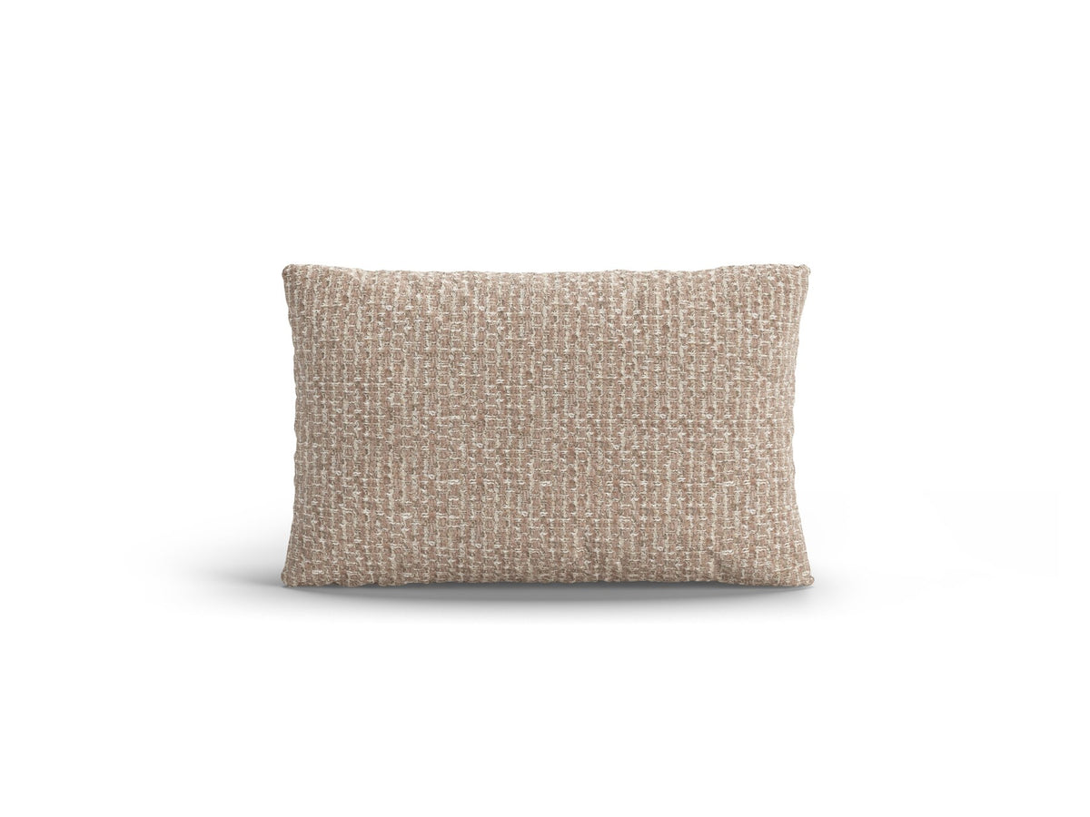 Weisses Dekokissen Poppy von Micadoni aus strukturiertem Bouclé-Stoff, rechteckige Form, Grösse 50x10x30 cm, auf hellem Hintergrund.