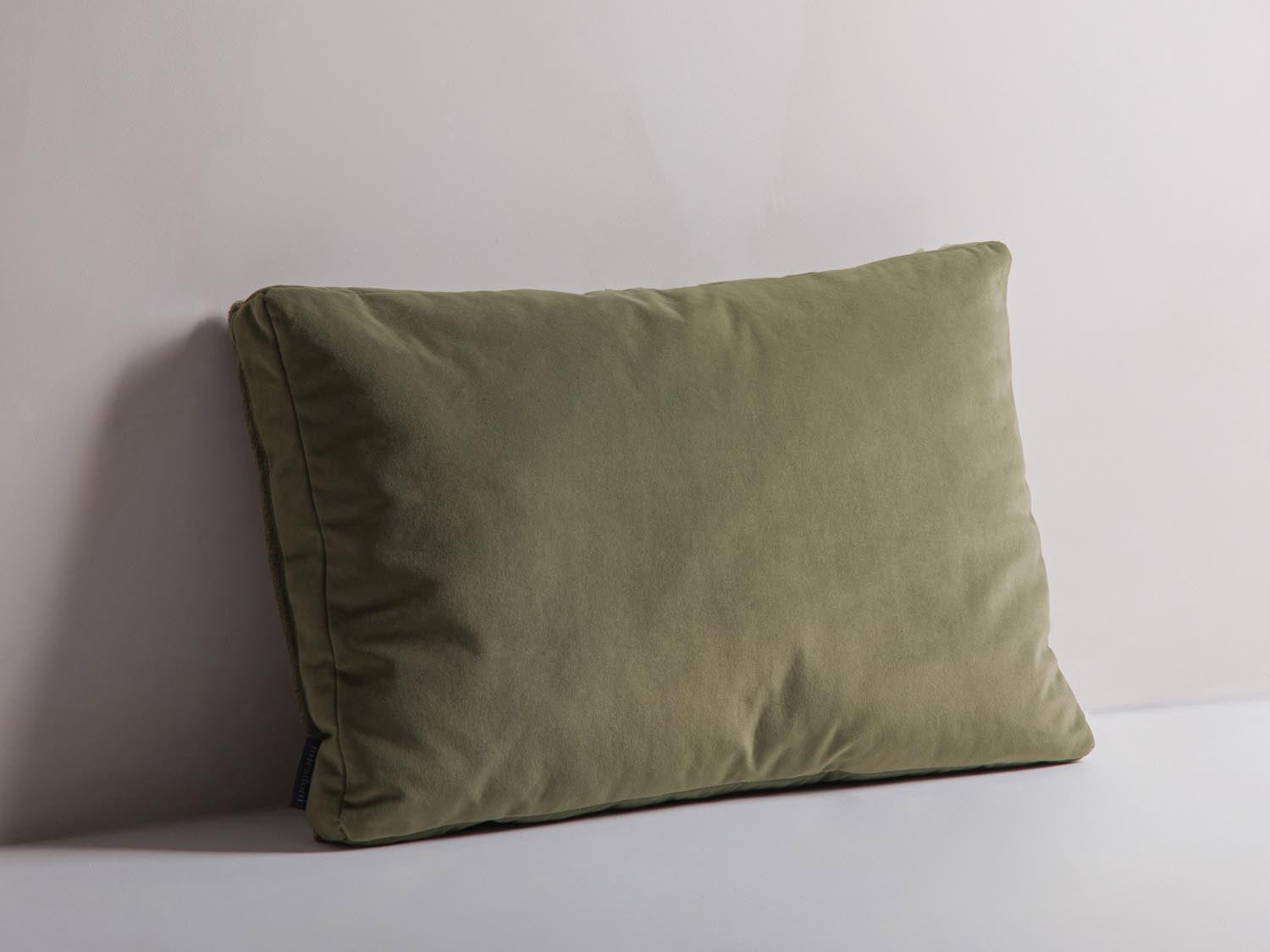 Elegantes Dekokissen mit feinen Streifen in sanften Grüntönen, gefertigt aus luxuriösem Matt-Velours für ein modernes Wohnambiente.
