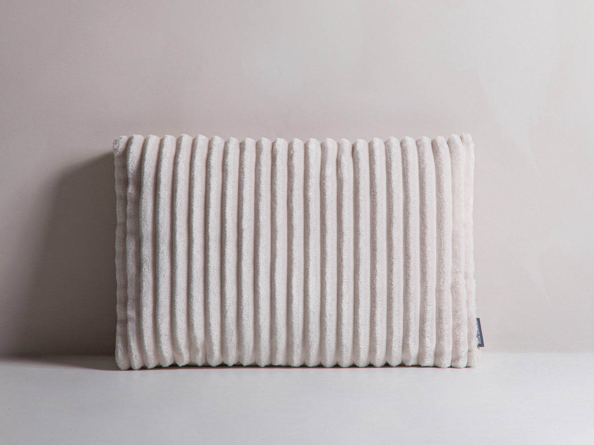 Stripy Pillow in Ivory, Light Beige-Tilia,Matt Velvet präsentiert im Onlineshop von KAQTU Design AG. Deko Kissen ist von Micadoni