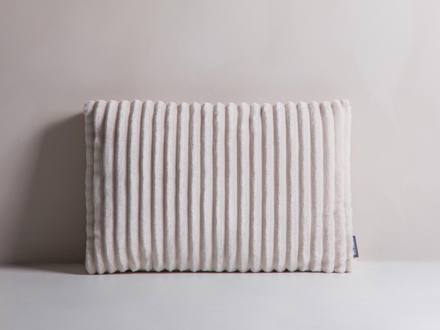 Stripy Pillow in Ivory, Light Beige-Tilia,Matt Velvet präsentiert im Onlineshop von KAQTU Design AG. Deko Kissen ist von Micadoni