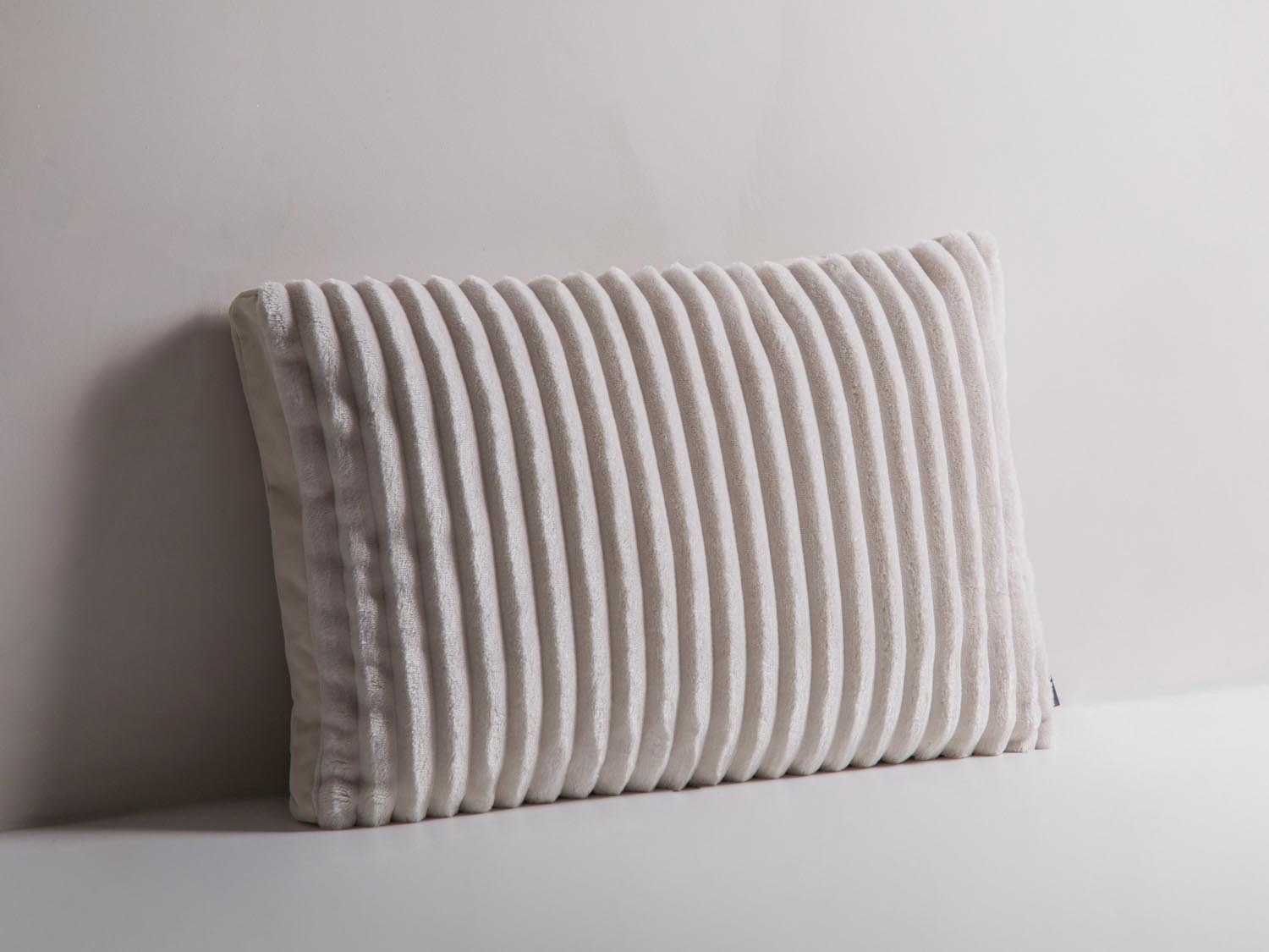 Gemütliches Stripy Pillow in sanften Ivory- und Beige-Tönen aus hochwertigem Matt Velvet, ideal für stilvolle Wohnräume.