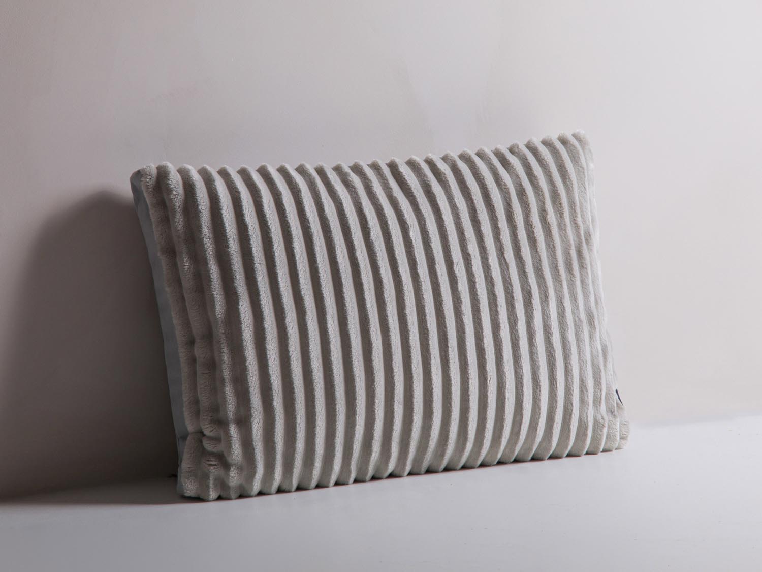 Elegantes Stripy Kissen in sanften Grautönen, gefertigt aus hochwertigem Mattvelours, ideal für stilvolle Wohnräume.