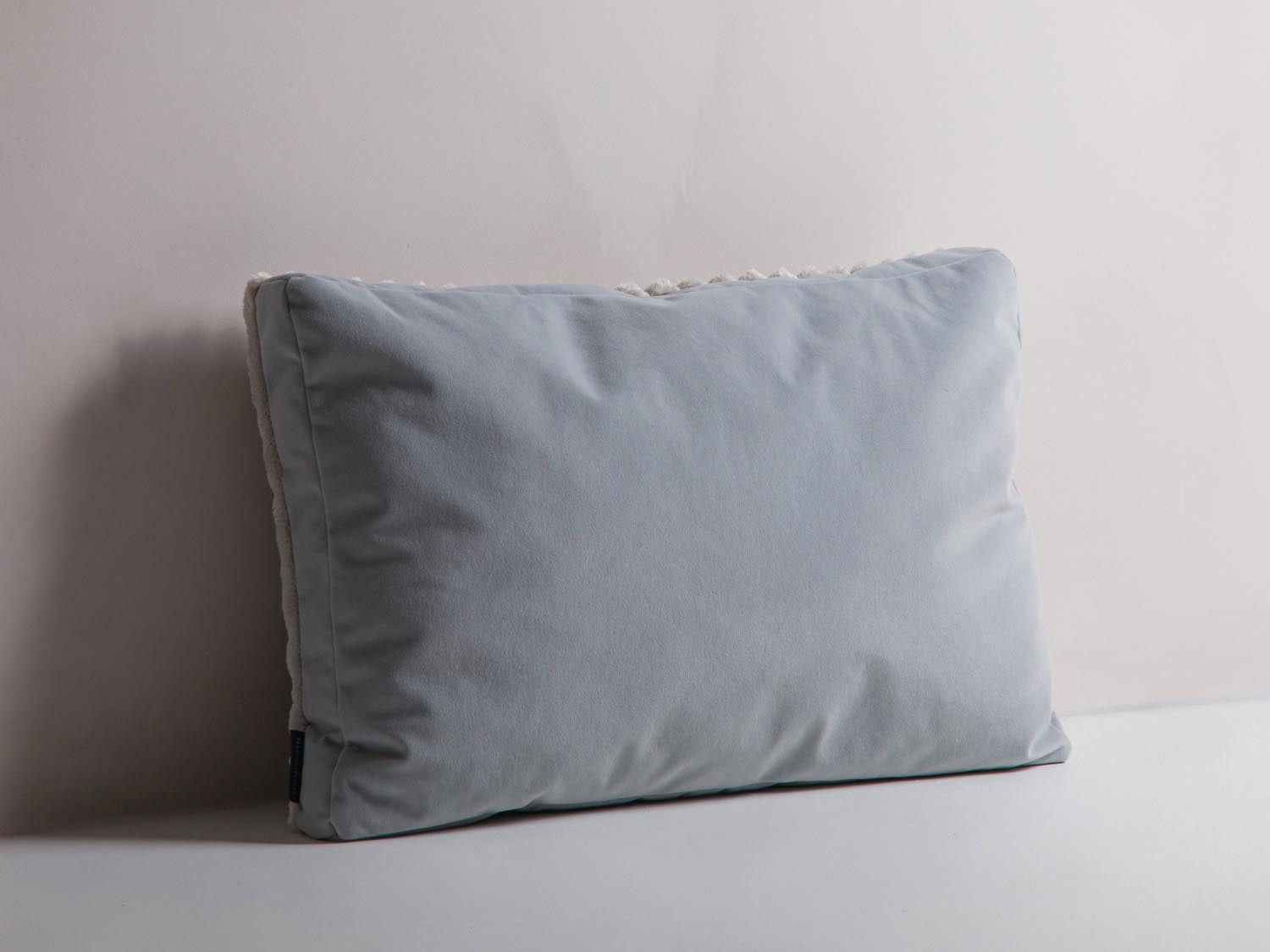 Stilvolles Deko Kissen mit Streifenmuster in sanften Grautönen, aus weichem Mattvelours, perfekt für moderne Wohnambiente.