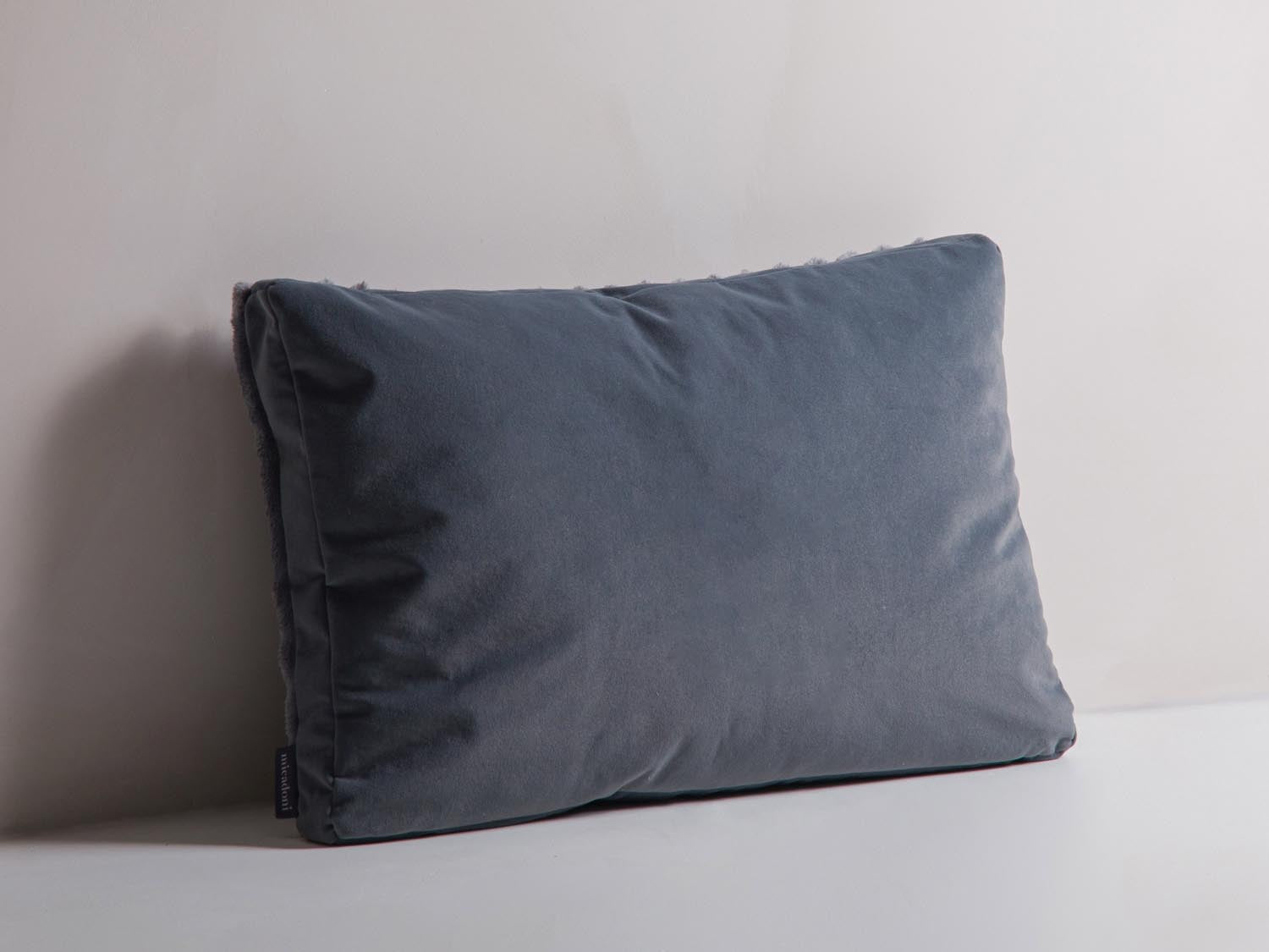 Elegantes Deko Kissen "Stripy Pillow" in Grau, gefertigt aus hochwertigem Matt-Velours, perfekt für stilvolle Akzente in jedem Raum.