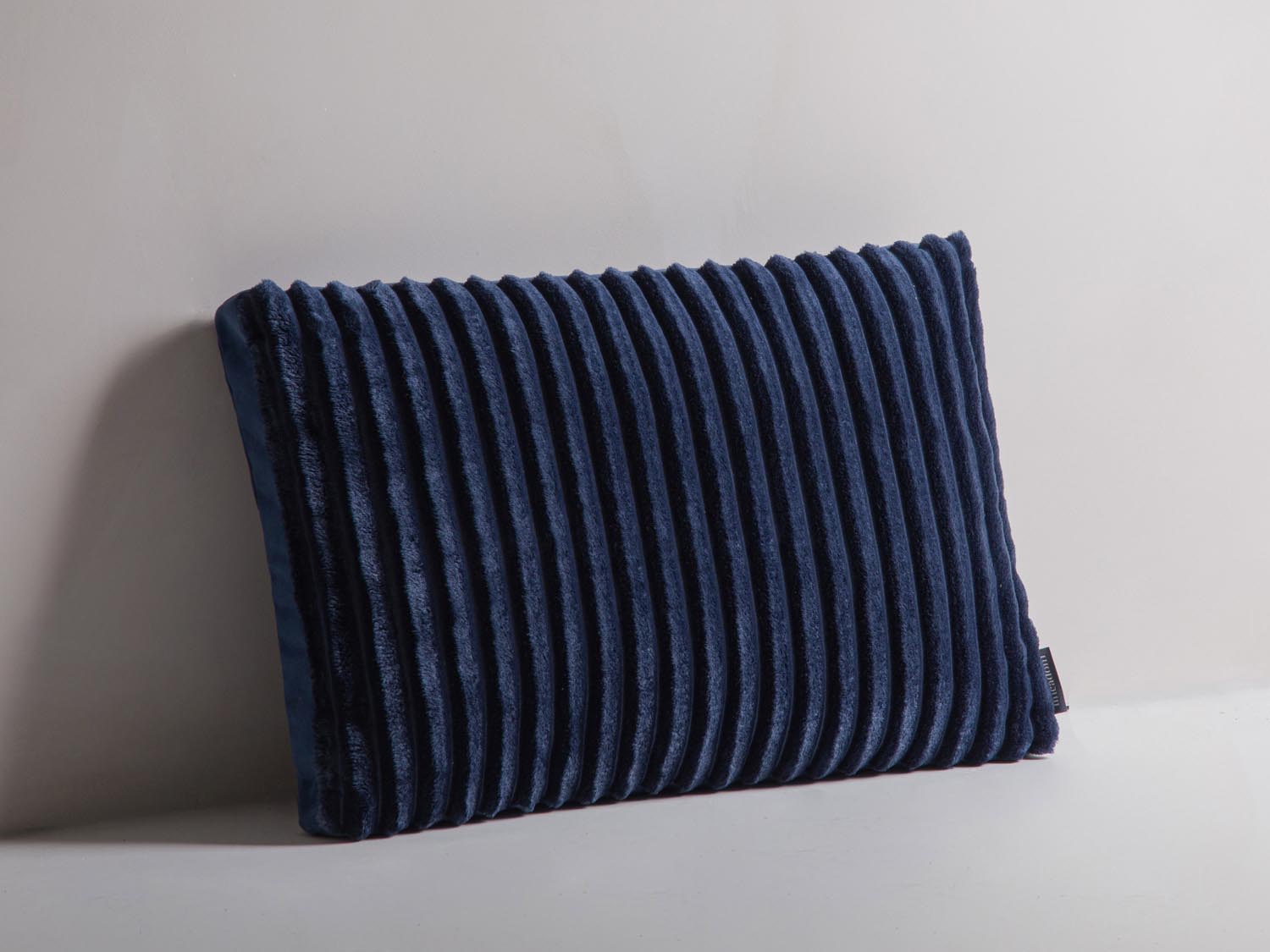 Gestreiftes Dekokissen in Navy und Blau aus weichem Mattvelours von Micadoni, ideal für stilvolle Wohnräume.