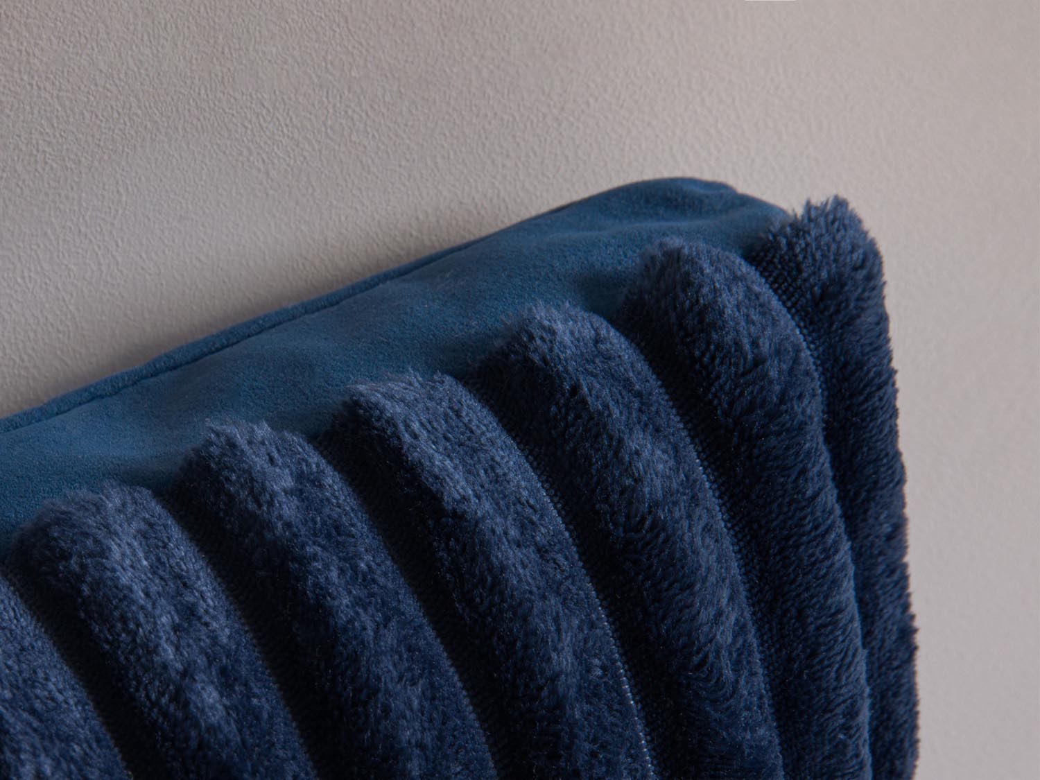 Stylisches Kissen mit feinen Streifen in Blau- und Navy-Tönen, gefertigt aus luxuriösem Mattvelours, ideal für jedes moderne Zuhause.
