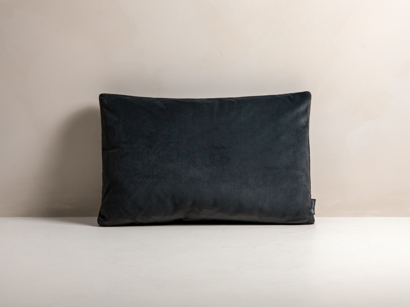 Stripy Velour Pillow  in Dark Grey präsentiert im Onlineshop von KAQTU Design AG. Deko Kissen ist von Micadoni