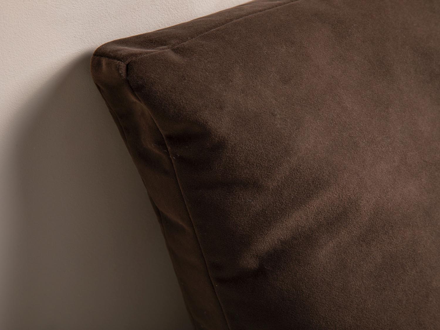 Stripy Velour Pillow  in Brown präsentiert im Onlineshop von KAQTU Design AG. Deko Kissen ist von Micadoni