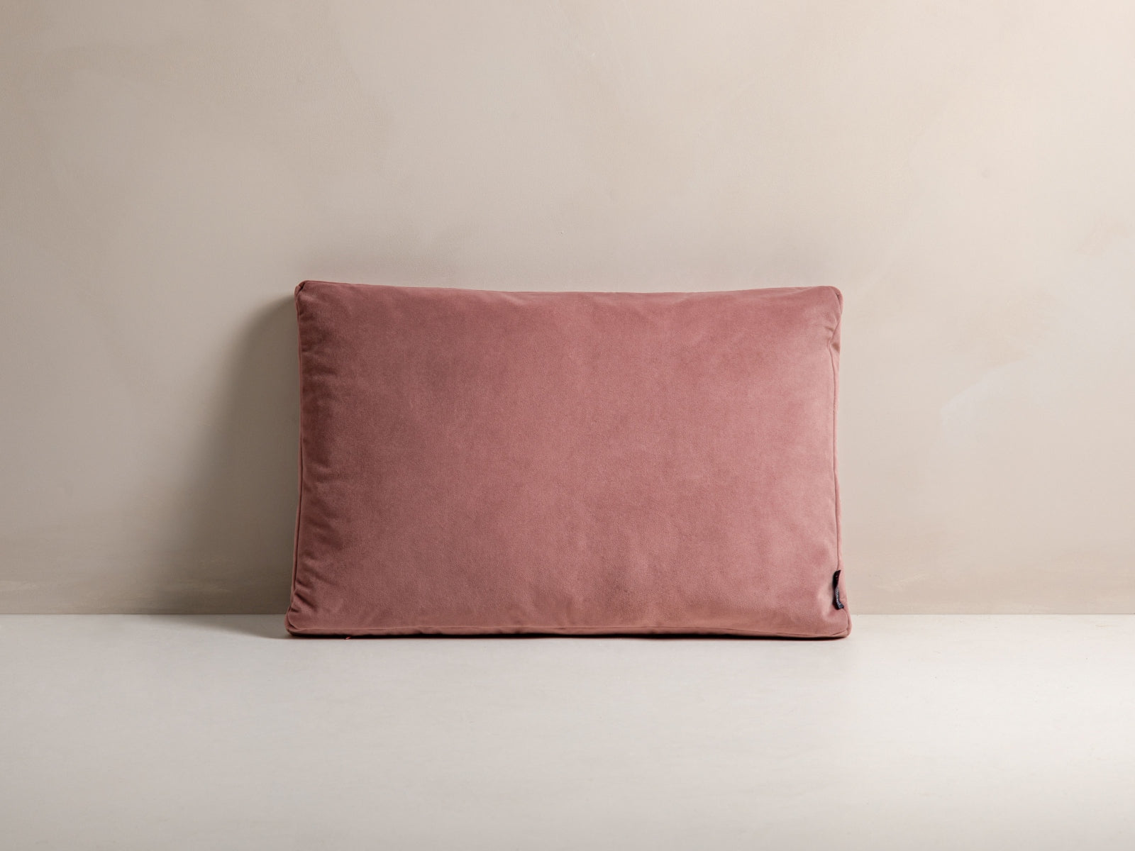 Stripy Velour Pillow in Pink-Matt Velvet präsentiert im Onlineshop von KAQTU Design AG. Deko Kissen ist von Micadoni