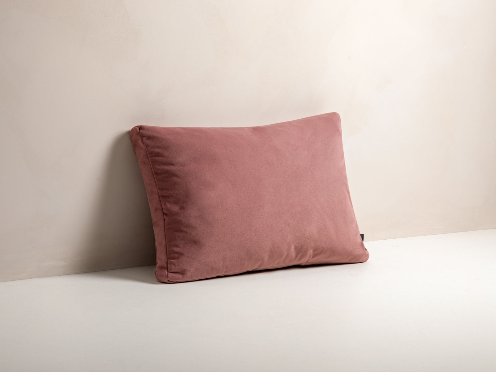 Elegantes Stripy Velour Kissen in sanften Rosa- und Beigetönen, ideal für stilvolle Wohnräume und gemütliche Akzente.