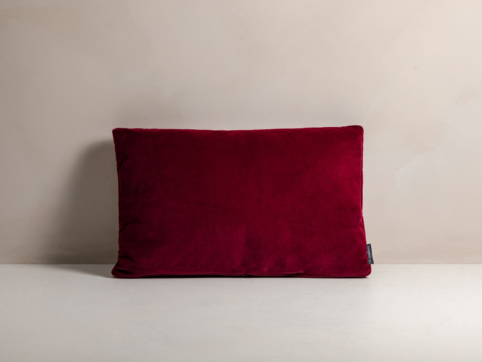Stripy Velour Pillow in Dark Red-Matt Velvet präsentiert im Onlineshop von KAQTU Design AG. Deko Kissen ist von Micadoni