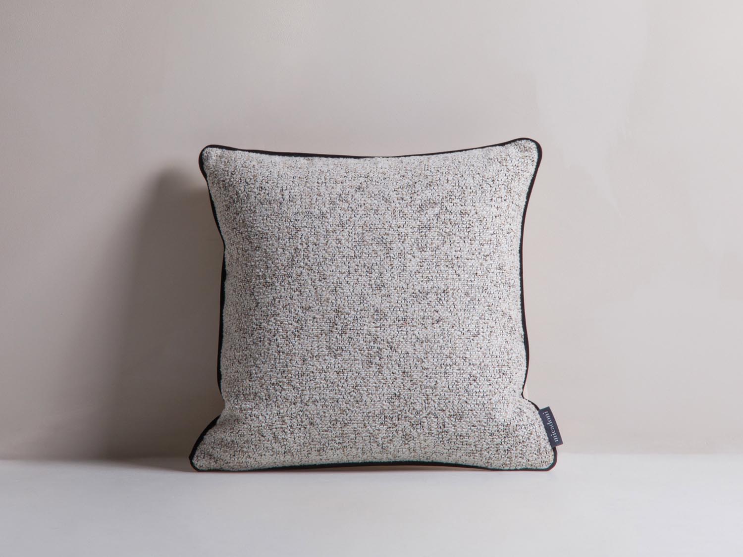 Celine Pillow  in Beige Melange, Light Beige, Black präsentiert im Onlineshop von KAQTU Design AG. Deko Kissen ist von Micadoni
