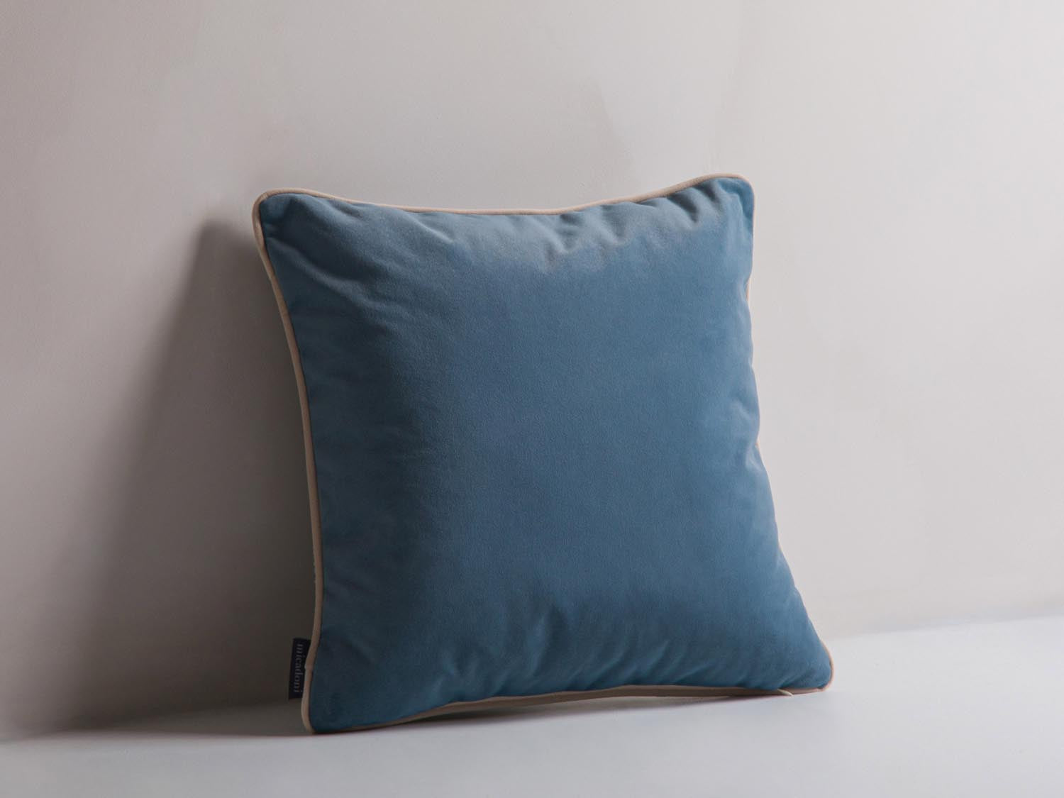 Elegantes Celine Kissen in Blau-Melange aus hochwertigem Matt-Velours, ideal für stilvolle Wohnräume und gemütliche Akzente.