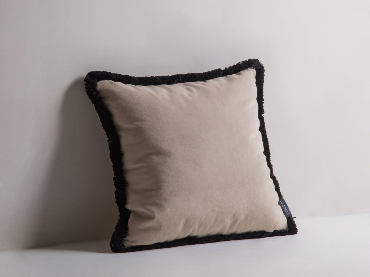 Hippy Pillow in Beige-Matt Velvet präsentiert im Onlineshop von KAQTU Design AG. Deko Kissen ist von Micadoni