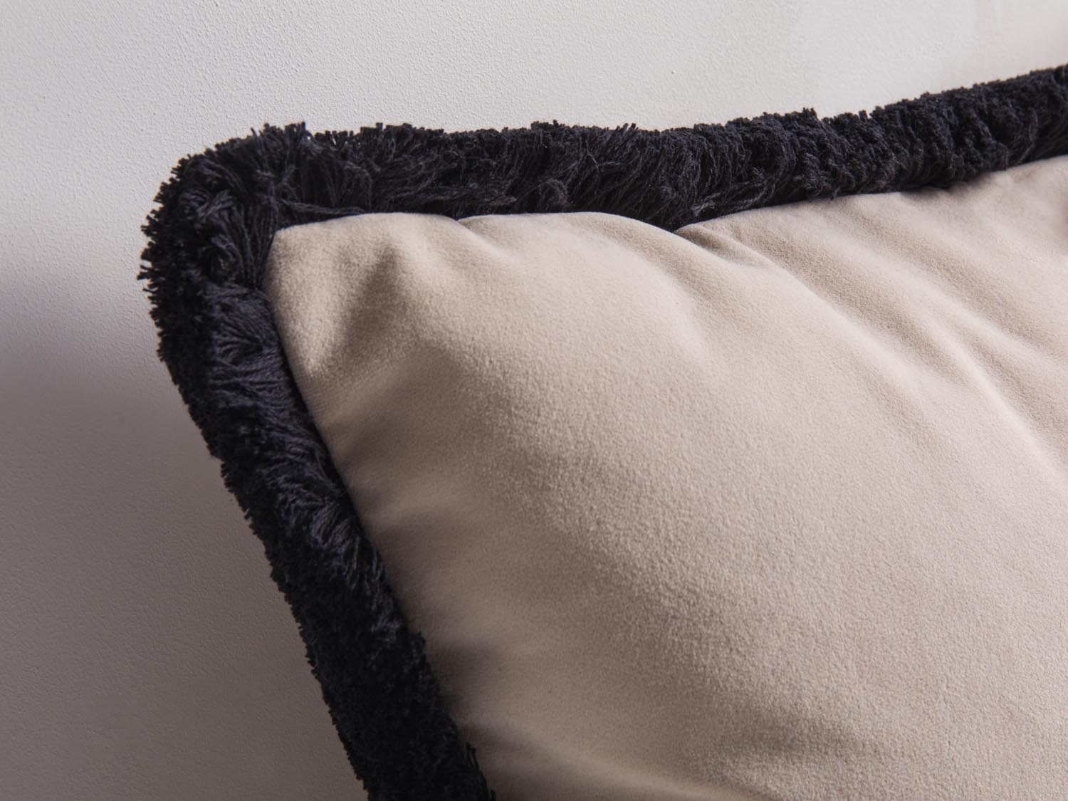 Beige Velvet Kissen "Hippy Pillow" von Micadoni, elegant und weich, perfekt zur Verschönerung Ihres Wohnraums.