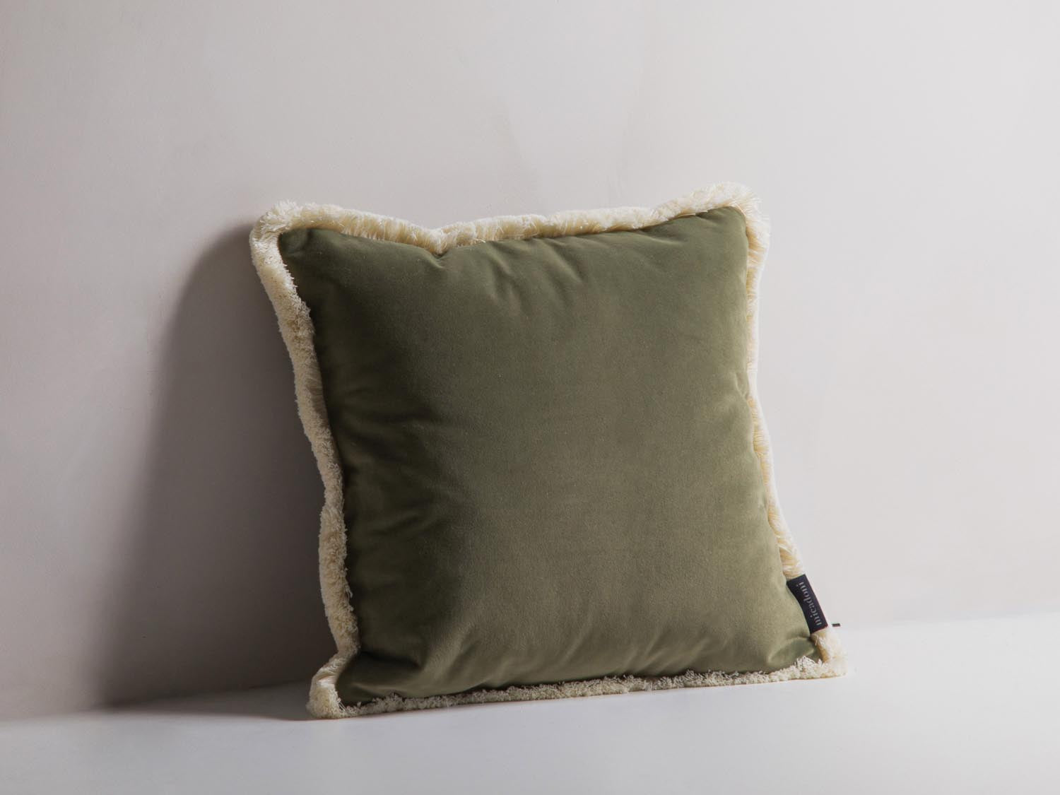 Stylisches Hippy Pillow in sanftem grünem Samt, ideal für eine gemütliche und moderne Wohnatmosphäre. Perfekt als Deko-Element.