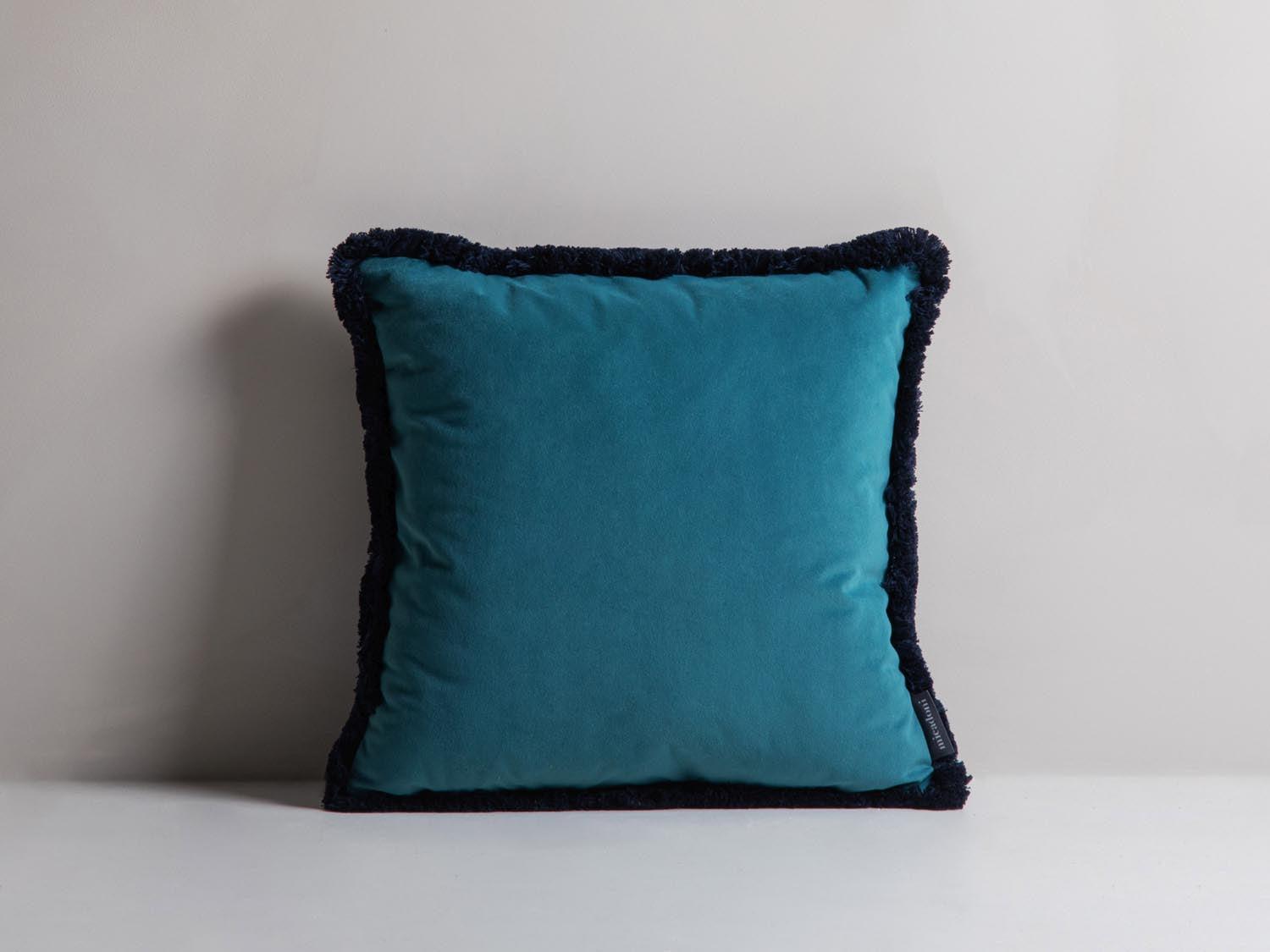 Hippy Pillow in Turquoise-Matt Velvet präsentiert im Onlineshop von KAQTU Design AG. Deko Kissen ist von Micadoni