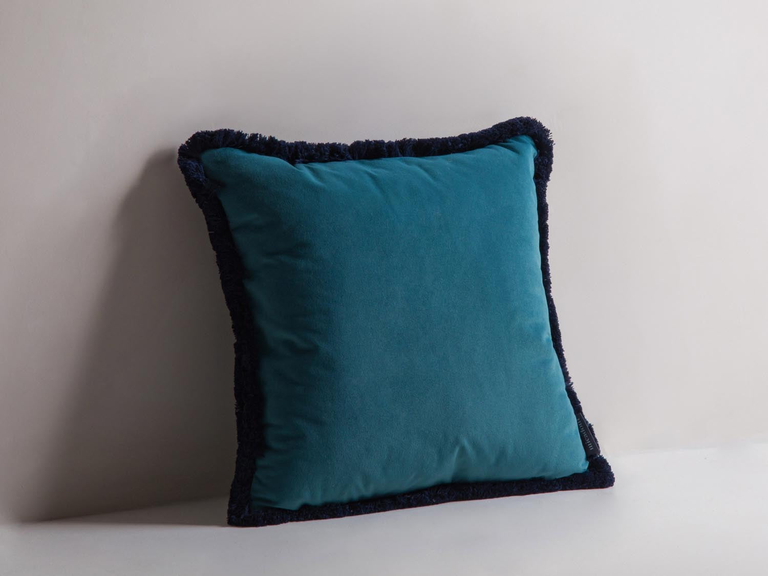 Stylisches Hippy Pillow in sanftem Türkis aus mattem Samt, ideal für eine moderne Wohnraumgestaltung. Perfekt als Deko-Element für jedes Sofa.