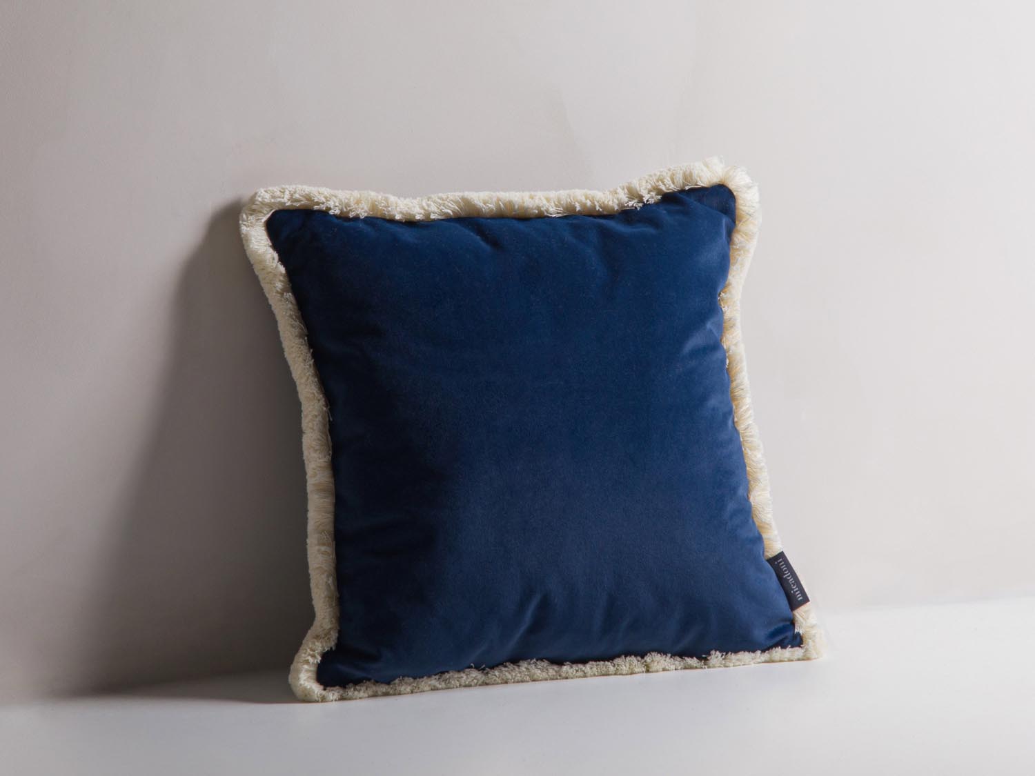 Hippy Pillow in Royal Blue aus weichem, mattem Samt von Micadoni, ideal für stilvolle Wohnakzente und gemütliche Atmosphäre.