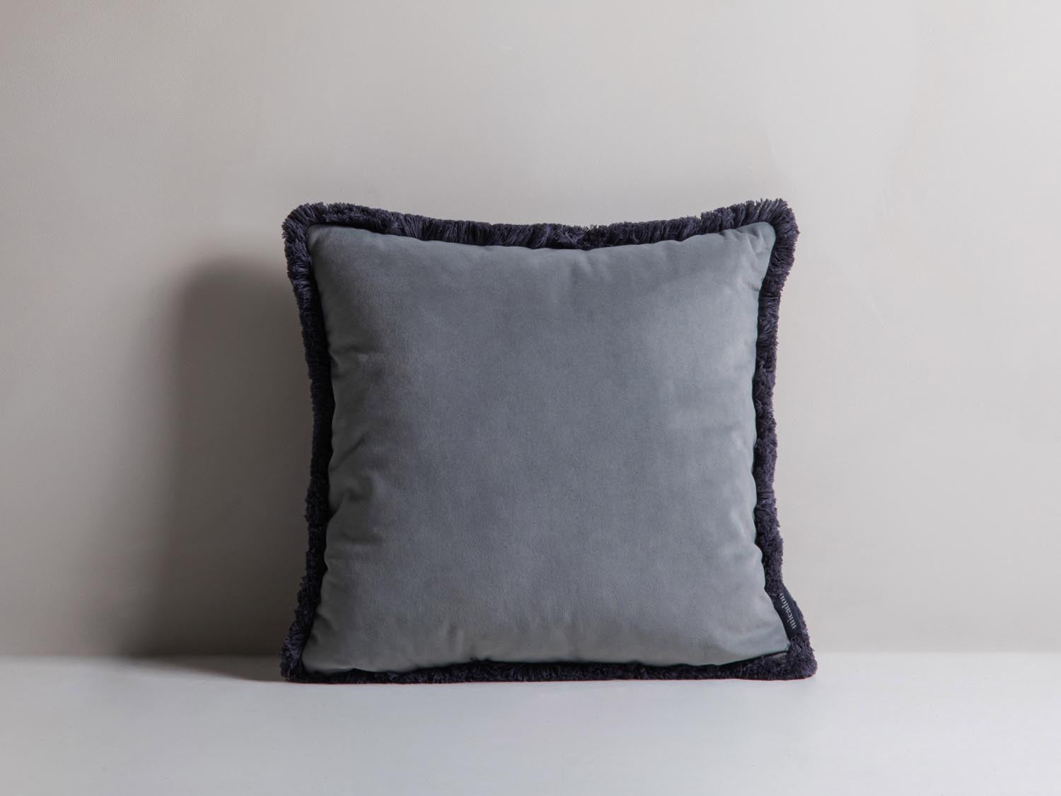Hippy Pillow in Grey-Matt Velvet präsentiert im Onlineshop von KAQTU Design AG. Deko Kissen ist von Micadoni